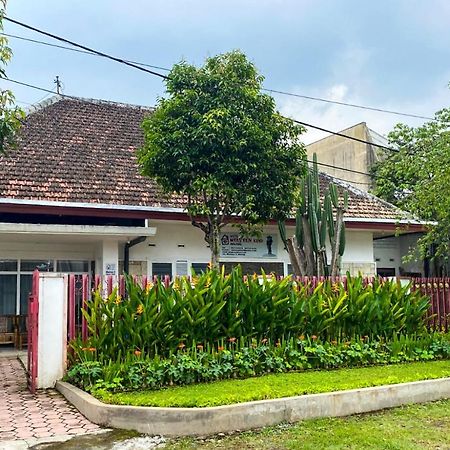 Hostel Wees Een Kind Malang Bagian luar foto
