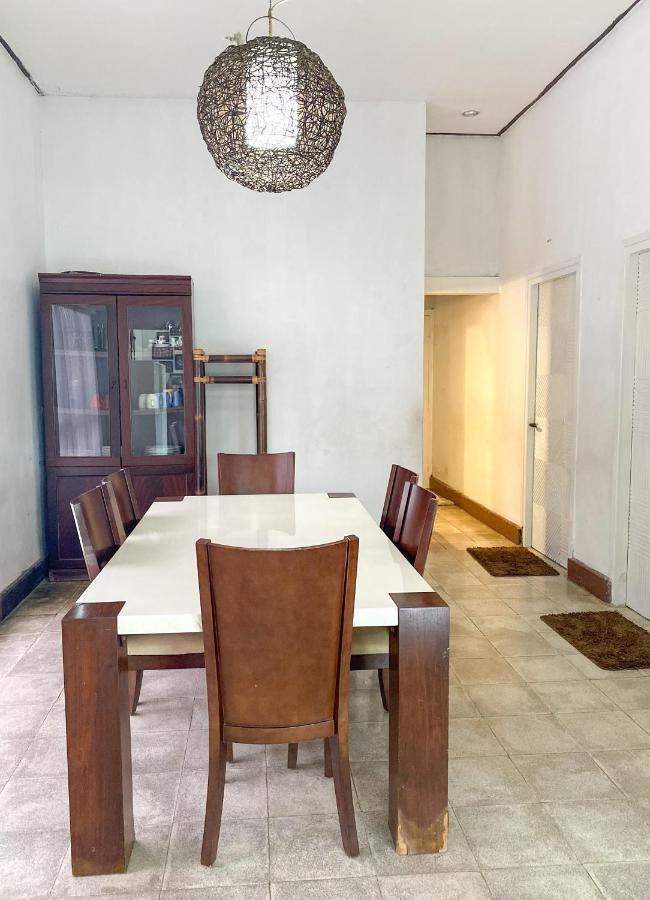 Hostel Wees Een Kind Malang Bagian luar foto