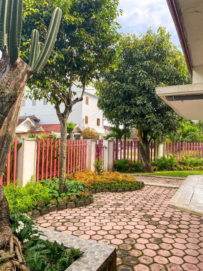 Hostel Wees Een Kind Malang Bagian luar foto