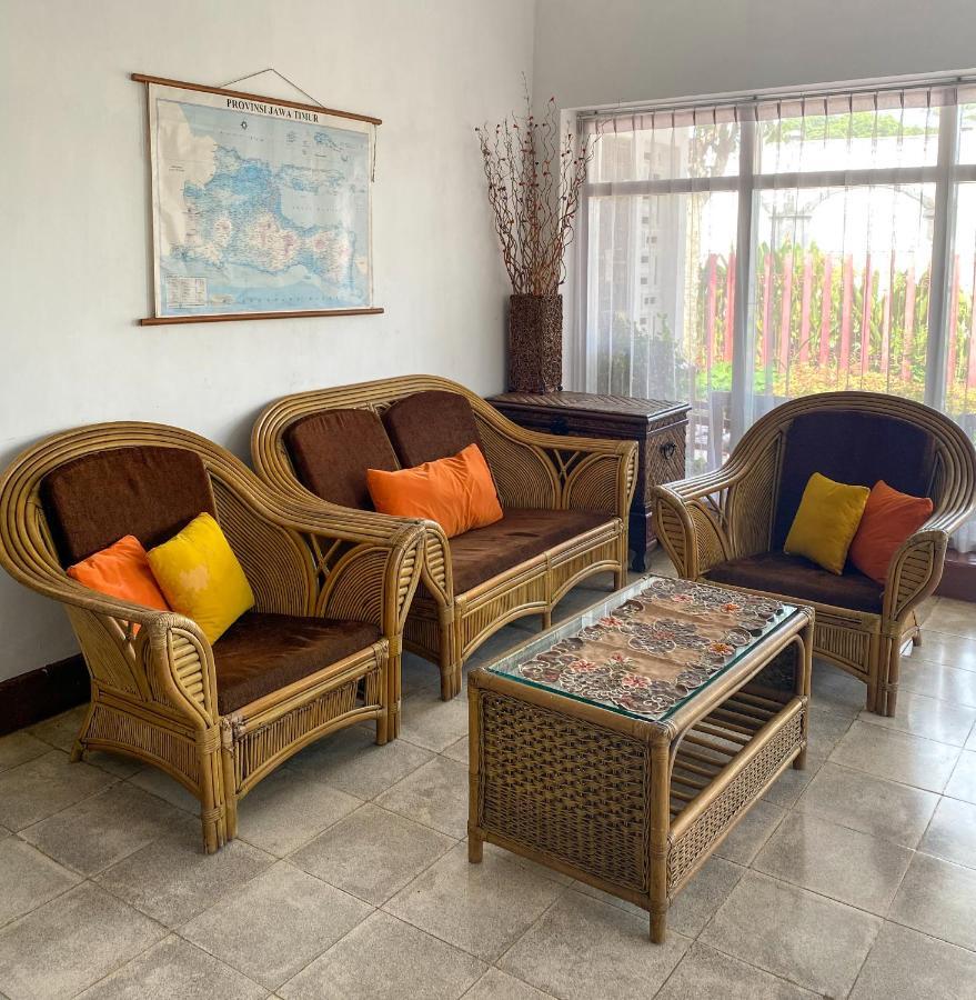 Hostel Wees Een Kind Malang Bagian luar foto