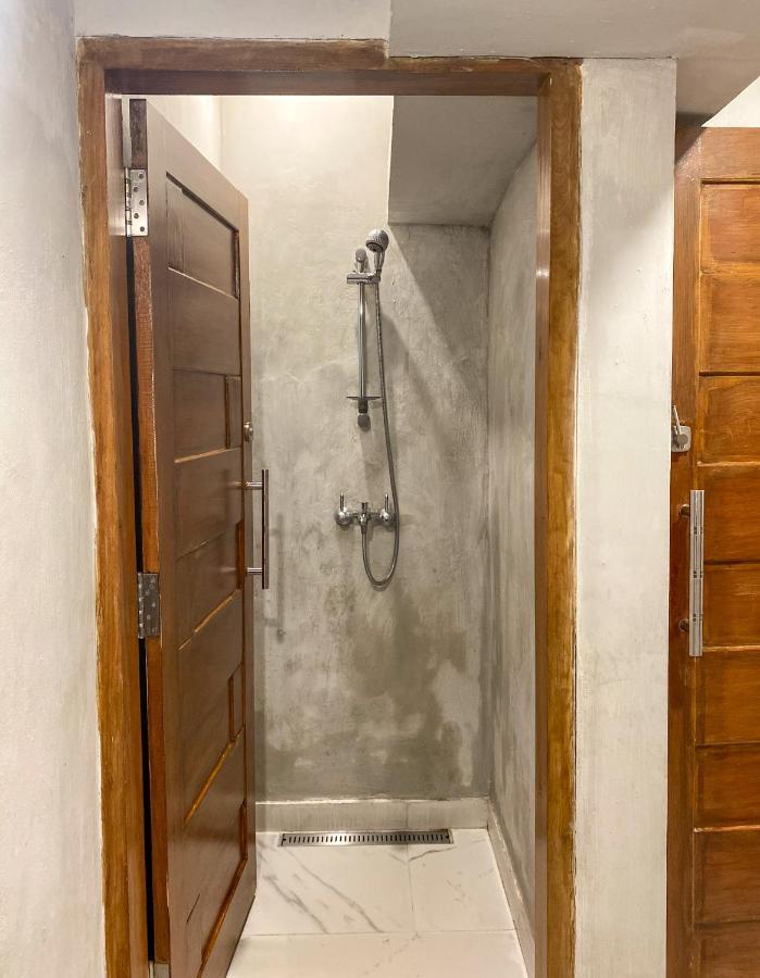Hostel Wees Een Kind Malang Bagian luar foto