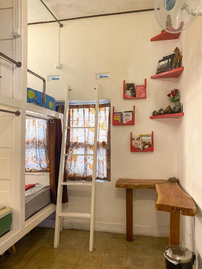 Hostel Wees Een Kind Malang Bagian luar foto