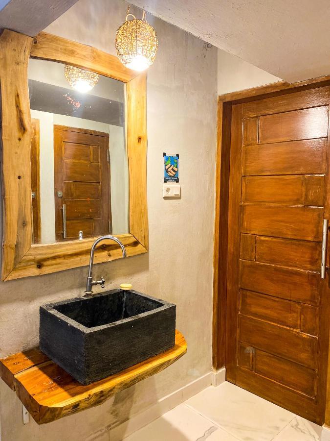 Hostel Wees Een Kind Malang Bagian luar foto